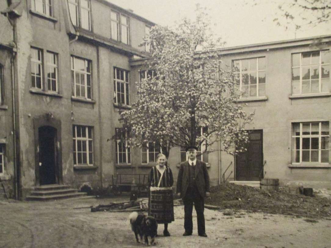 Frieda und Felix Irmscher im Hof des Anwesens Burgstädter Straße 8