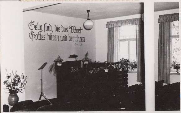 Versammlungsraum mit Bibelspruch an der Wand