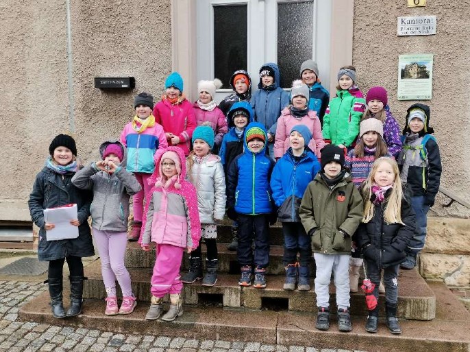 Hortkinder auf der Eingangstreppe des Kantorates - Quelle: Sammlung Heimatstube
